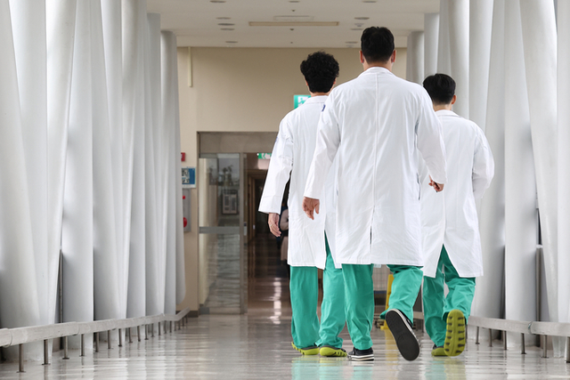 ▲ 의대 정원에 반발해 병원을 떠났던 사직 전공의 상당수가 1일 업무 현장에 복귀했다. 
    이날 서울 시내 한 대형병원에서 의료진이 이동하고 있다.연합