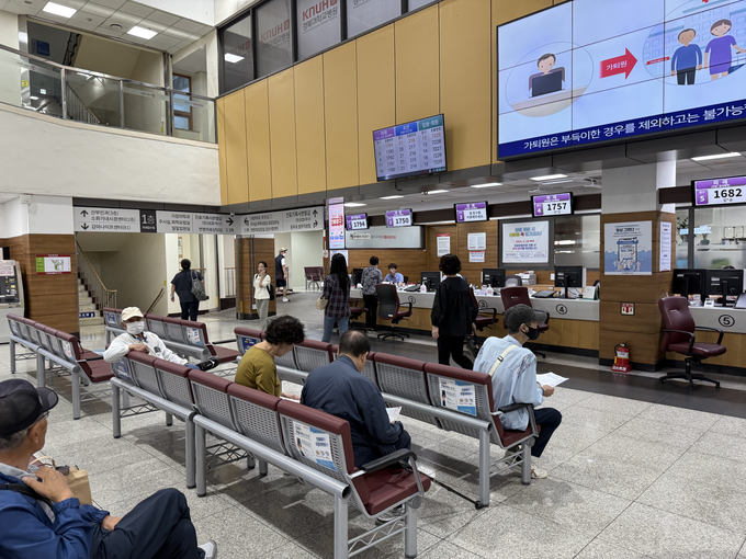 ▲ 국가정보자원관리원 화재로 29일 경북대병원 원무과 앞 , 평소보다 많은 환자와 보호자가  대기하고 있다. 김산호