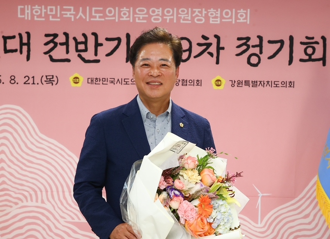 ▲ 이춘우 경북도의원이 대한민국시도의회 운영위원장협의회 회장에 당선돼 축하 꽃다발을 받고 있다.