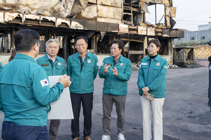 ▲ 지난 4월 산불대책특별위원회가 산불피해현장을 확인하고 있다.