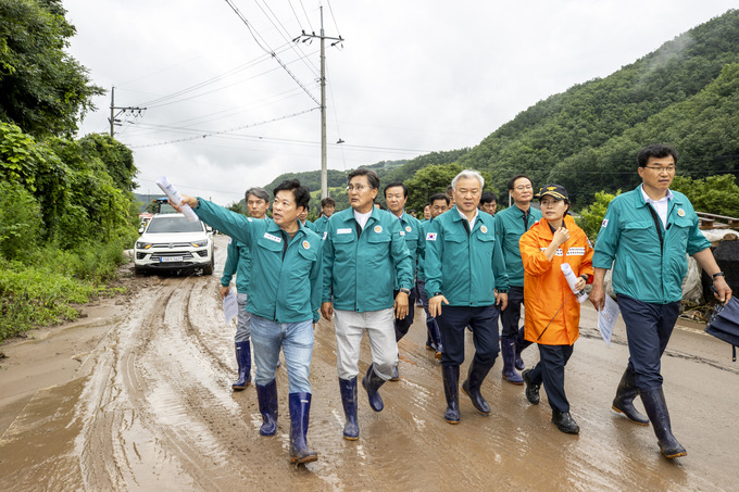 ▲ 지난해 이춘우 도의원 등 경북도의회가 집중호우 피해현장을 둘러보고 있다.