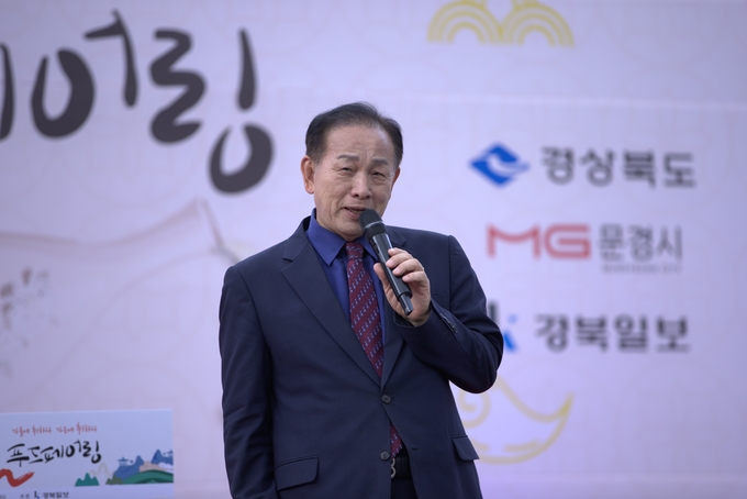 ▲ ‘우리술 푸드페어링’이 24일 오후 문경 가은아자개장터 일원에서 개막한 가운데 신현국 문경시장이 인사말을 하고 있다. 김영환 기자 yhk@kyongbuk.com