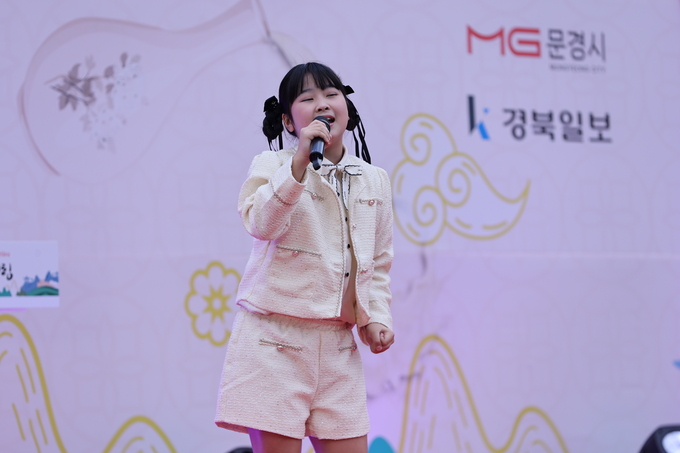 ▲ ‘우리술 푸드페어링’이 24일 오후 문경 가은아자개장터 일원에서 개막한 가운데 초대가수 장혜진이 공연하고 있다.김영환 기자 yhk@kyongbuk.com