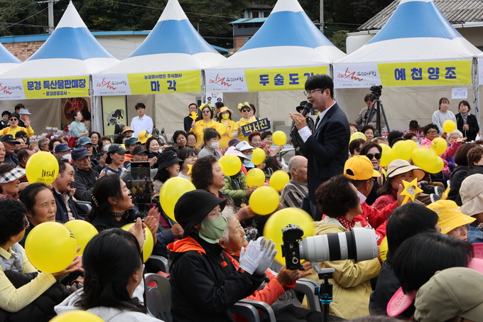 ▲ ‘우리술 푸드페어링’이 24일 오후 문경 가은아자개장터 일원에서 개막한 가운데 초대가수 장현욱이 공연하고 있다.김영환 기자 yhk@kyongbuk.com