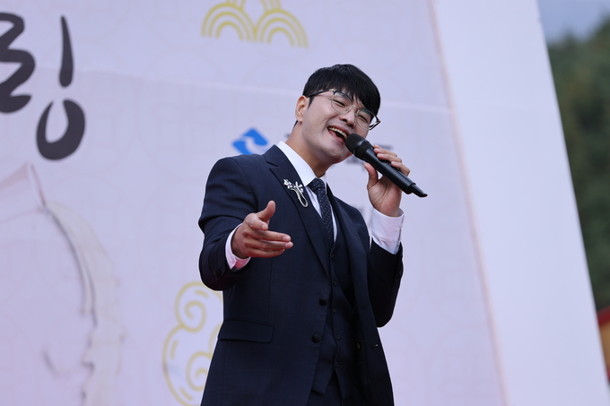 ▲ ‘우리술 푸드페어링’이 24일 오후 문경 가은아자개장터 일원에서 개막한 가운데 초대가수 장현욱이 노래하고 있다.김영환 기자 yhk@kyongbuk.com