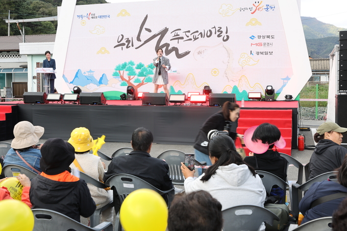 ▲ ‘우리술 푸드페어링’이 24일 오후 문경 가은아자개장터 일원에서 개막한 가운데 초대가수 이효진이 노래하고 있다.김영환 기자 yhk@kyongbuk.com