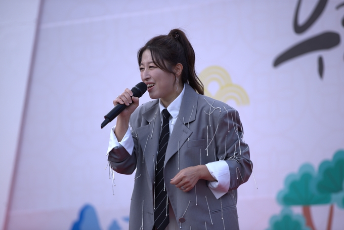 ▲ ‘우리술 푸드페어링’이 24일 오후 문경 가은아자개장터 일원에서 개막한 가운데 초대가수 이효진이 노래하고 있다.김영환 기자 yhk@kyongbuk.com