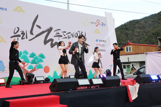 ▲ ‘우리술 푸드페어링’이 24일 오후 문경 가은아자개장터 일원에서 개막한 가운데 초대가수 박서진이 노래하고 있다.김영환 기자 yhk@kyongbuk.com