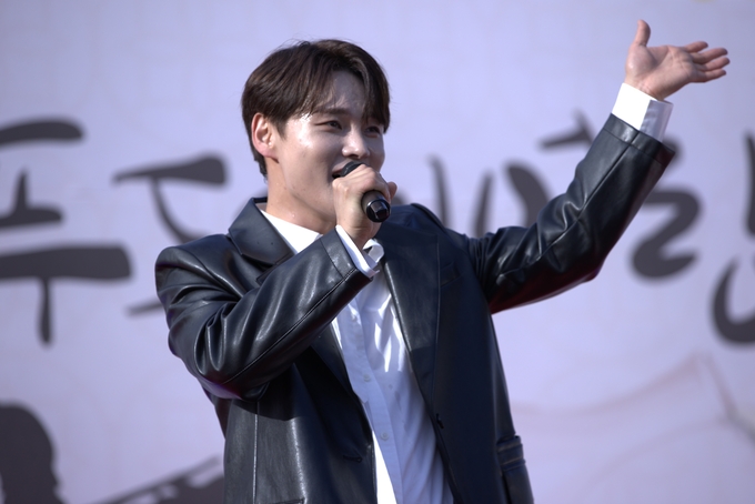 ▲ ‘우리술 푸드페어링’이 24일 오후 문경 가은아자개장터 일원에서 개막한 가운데 초대가수 박서진이 노래하고 있다.김영환 기자 yhk@kyongbuk.com