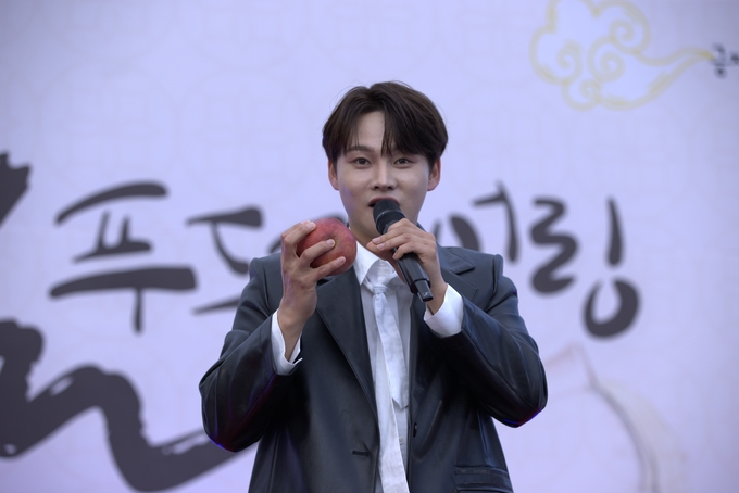 ▲ ‘우리술 푸드페어링’이 24일 오후 문경 가은아자개장터 일원에서 개막한 가운데 초대가수 박서진이 노래하고 있다.김영환 기자 yhk@kyongbuk.com