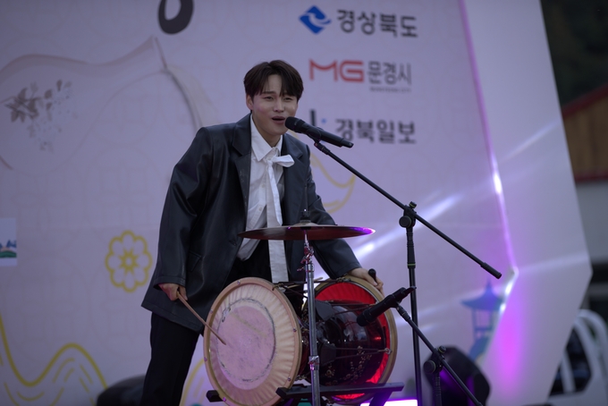 ▲ ‘우리술 푸드페어링’이 24일 오후 문경 가은아자개장터 일원에서 개막한 가운데 초대가수 박서진이 노래하고 있다.김영환 기자 yhk@kyongbuk.com