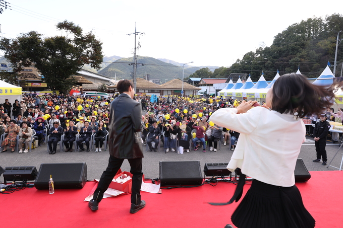 ▲ ‘우리술 푸드페어링’이 24일 오후 문경 가은아자개장터 일원에서 개막한 가운데 초대가수 박서진이 노래하고 있다.김영환 기자 yhk@kyongbuk.com