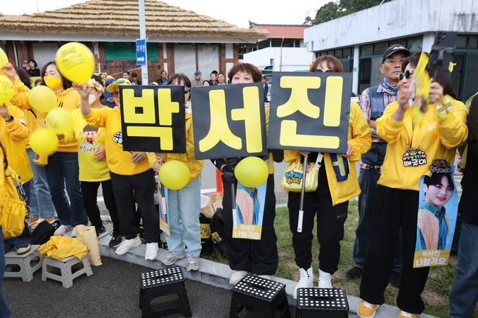 ▲ ‘우리술 푸드페어링’이 24일 오후 문경 가은아자개장터 일원에서 개막한 가운데 초대가수 박서진 무대에 관객들이 환호하고 있다.김영환 기자 yhk@kyongbuk.com