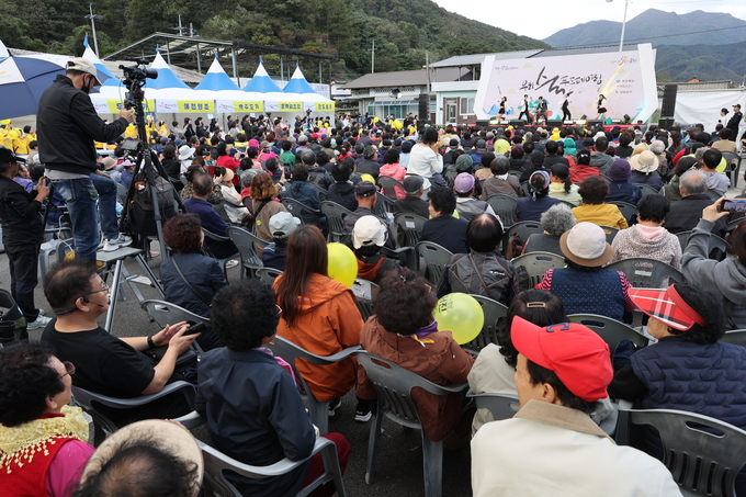 ▲ ‘우리술 푸드페어링’이 24일 오후 문경 가은아자개장터 일원에서 개막해 관람객들이 운집한 가운데 초대가수 박서진의 공연이 펼쳐지고 있다.김영환 기자 yhk@kyongbuk.com