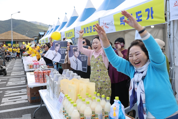 ▲ ‘우리술 푸드페어링’이 24일 오후 문경 가은아자개장터 일원에서 개막한 가운데 초대가수 박서진 무대에 관객들이 환호하고 있다.김영환 기자 yhk@kyongbuk.com
