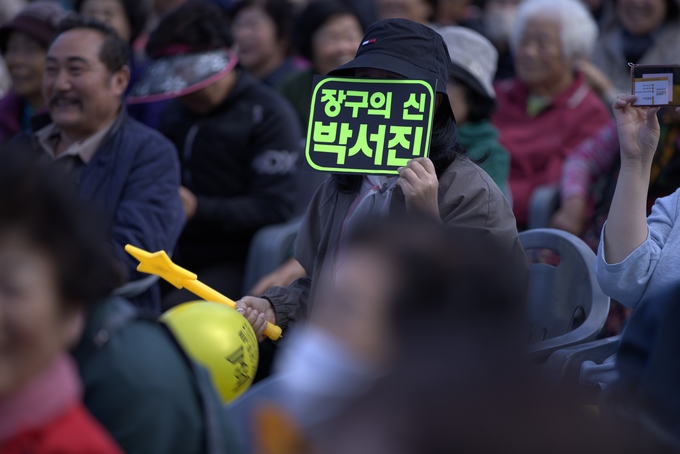 ▲ ‘우리술 푸드페어링’이 24일 오후 문경 가은아자개장터 일원에서 개막한 가운데 초대가수 박서진 무대에 관객들이 환호하고 있다.김영환 기자 yhk@kyongbuk.com
