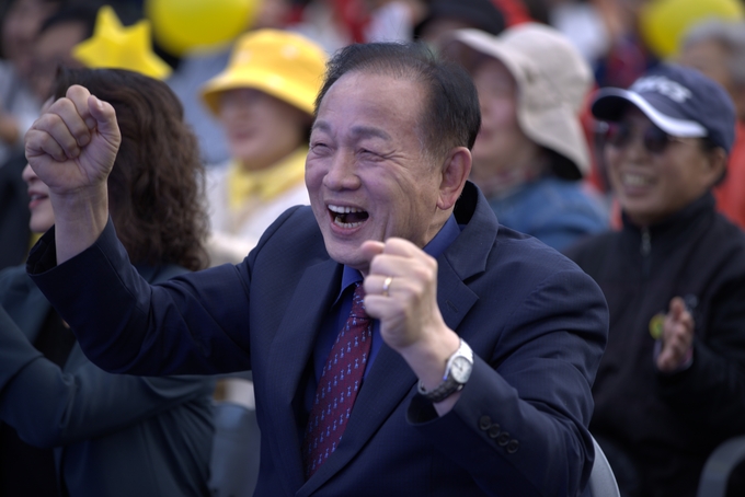 ▲ ‘우리술 푸드페어링’이 24일 오후 문경 가은아자개장터 일원에서 개막한 가운데 초대가수 박서진 무대에 신현국 문경시장이 환호하고 있다.김영환 기자 yhk@kyongbuk.com