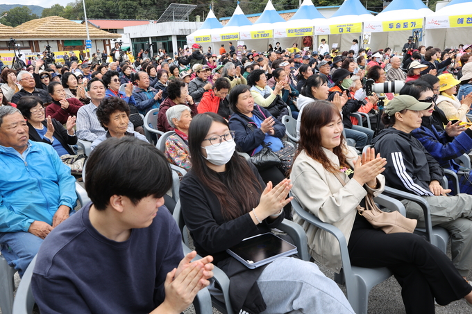 ▲ ‘우리술 푸드페어링’이 24일 오후 문경 가은아자개장터 일원에서 개막한 가운데 관람객들이 초대가수 공연에 박수치고 있다.김영환 기자 yhk@kyongbuk.com