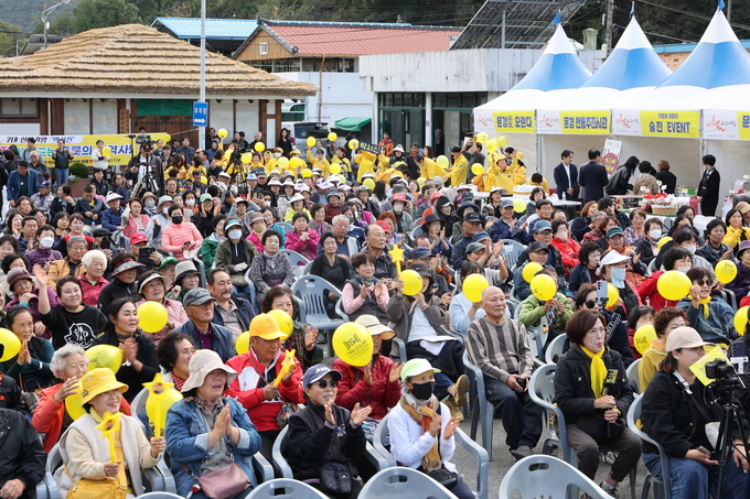 ▲ ‘우리술 푸드페어링’이 24일 오후 문경 가은아자개장터 일원에서 개막한 가운데 관람객들이 초대가수 공연에 열광하고 있다.김영환 기자 yhk@kyongbuk.com