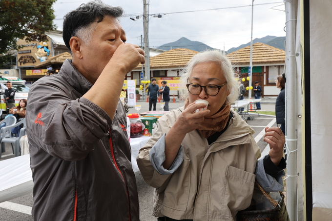 ▲ ‘우리술 푸드페어링’이 24일 오후 문경 가은아자개장터 일원에서 개막한 가운데 관광객들이 술을 시음하고 있다.김영환 기자 yhk@kyongbuk.com