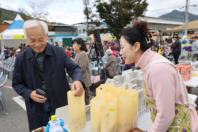 ▲ ‘우리술 푸드페어링’이 24일 오후 문경 가은아자개장터 일원에서 개막한 가운데 한 관광객이 술을 구매하고 있다.김영환 기자 yhk@kyongbuk.com