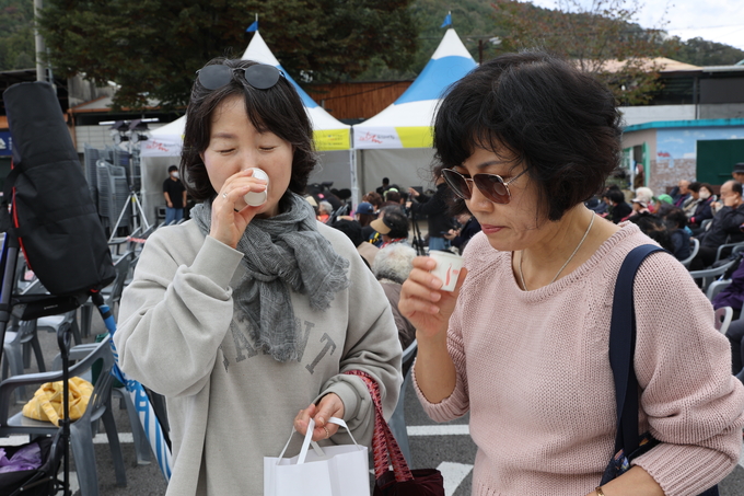 ▲ ‘우리술 푸드페어링’이 24일 오후 문경 가은아자개장터 일원에서 개막한 가운데 관광객들이 술을 시음하고 있다.김영환 기자 yhk@kyongbuk.com