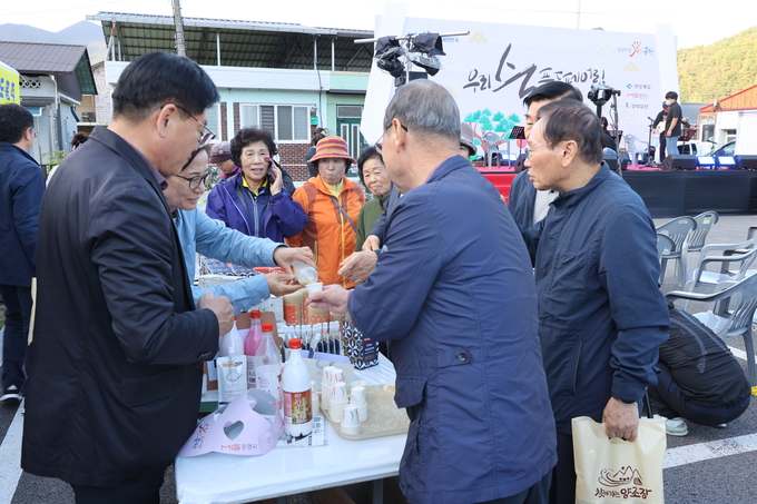 ▲ ‘우리술 푸드페어링’이 24일 오후 문경 가은아자개장터 일원에서 개막한 가운데 관광객들이 술을 시음하고 있다.김영환 기자 yhk@kyongbuk.com