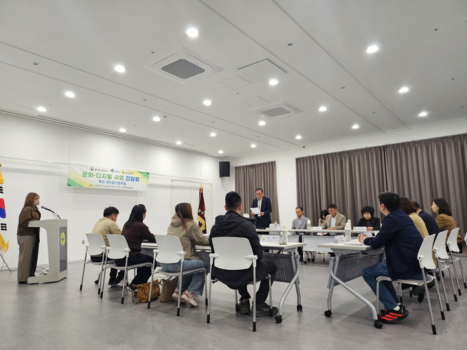 ▲ 영주시는 새마을선비회관에서 필리핀 로살레스시, 새마을재단 관계자들과 함께 새마을운동의 글로벌 확산 방안을 논의하는 간담회를 열었다.