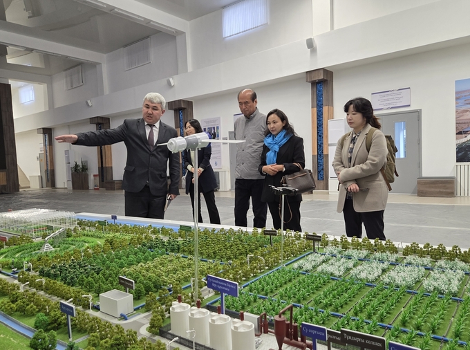 ▲ 상주시가 카자흐스탄  알마티주를 방문해 스마트 팜 혁신 기술을 상호 협력하고 교두보를 마련했다. 사진은 지난 21일부터 25일까지 강영석 상주시장, 스마트 팜 혁신밸리 입주기업, 시 관계자 등이 알마티주 스마트 팜 시설을 견학하고 있는 모습. 상주시 제공