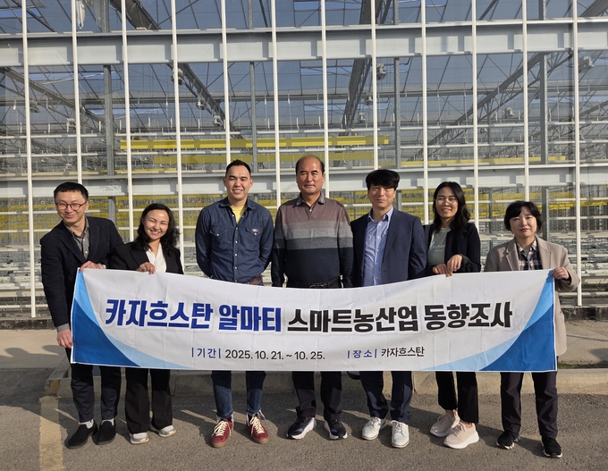 ▲ 상주시가 스마트 팜 혁신밸리를 소개하고 농업분야 협력방안을 위해 카자흐스탄 알마티주를 방문한 지난 21일부터 5일간의 일정을 소화한 강영석 상주시장(가운데) 등 상주시 대표단이 알마티주 스마트팜을 방문해 현지 동향을 조사하고 기념 촬영하고 있다. 상주시 제공