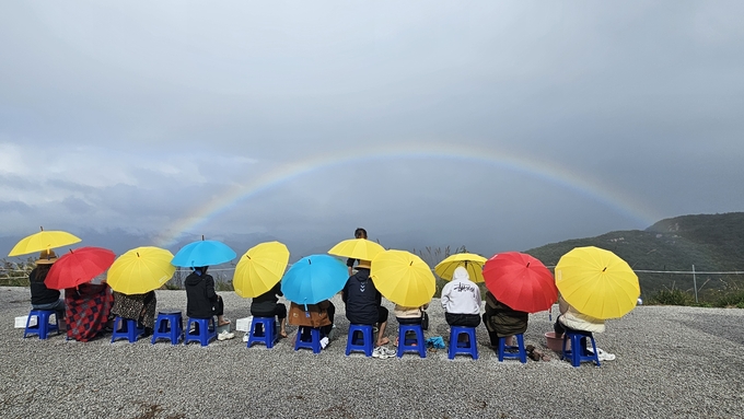 ▲ 대구 군위군이 22일  삼국유사면 해피타임농원에서 사회복지업무 담당 직원을 대상으로 ‘토닥토닥 마음 챙김 치유농업 프로그램’의 첫 회를 진행하고 있다. 군위군
