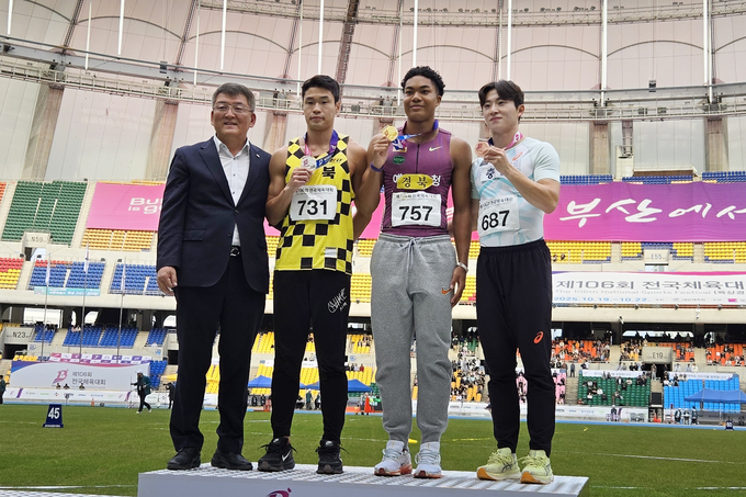 ▲ 부산 전국체전에서 19일 예천군청 나아디 조엘진이100m에서 우승 해 김학동 예천군수가 시상후 기념 촬영 장면