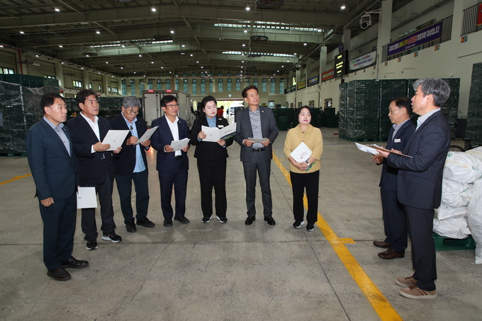 ▲ 안동시의회 경제도시위원회 위원들이 제3법인(경북청과)이 입주한 농수산물도매시장을 방문해 매출 및 고용현황을 청취하고 있다.