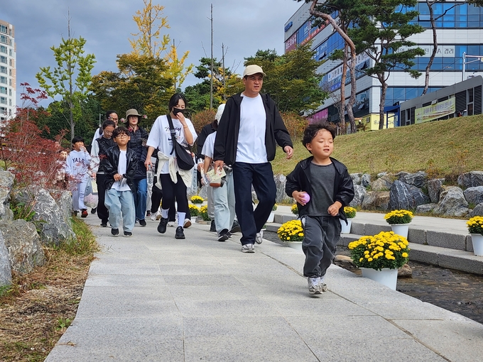 ▲ 25일 호명읍 신도시패밀리파크 잔디광장에서 열린 ‘2025 예천군 가족사랑한마음 걷기대회’의 참가자들의 걷는모습,예천군 제공