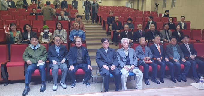 ▲ 포항 출신 이대환 작가가 허씨 삼형제 삶을 풀어낸 장편소설 ‘붉은 고래’ 북콘서트를 연 가운데 참석자들이 기념촬영한 모습. 황영우 기자