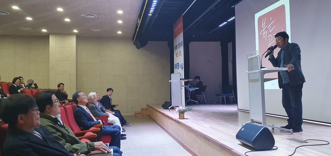 ▲ 허씨 삼형제 삶을 풀어낸 장편소설 ‘붉은 고래’ 북콘서트가 24일 열린 가운데 이대환 작가가 단상에서 진행하는 모습. 황영우 기자