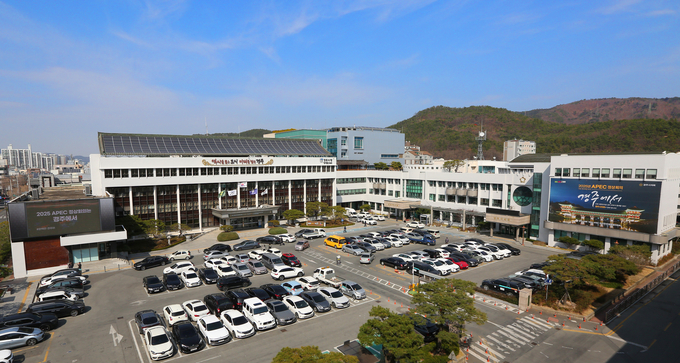 ▲ 경주시가 최근 SNS 등을 통해 퍼지고 있는 지드래곤 첨성대 공연은 사실이 아니라고 26일 공식 입장을 밝혔다. 사진은 경주시청사 전경