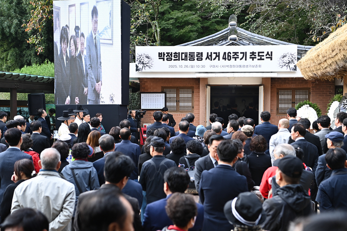 ▲ 박정희 대통령 서거 46주기를 맞아 많은 시민들과 추모객들이  박정희 대통령 생가를 찾아 추도를 하고있다. 구미시