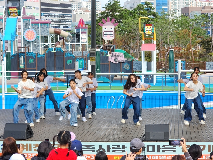 ▲ YC 댄스 크루 2.0’이 25일 호명읍 신도시에서 열린 ‘예천군 가족사랑 걷기대회 ’식전공연 무대에 올라 현란한 댄스를 선보이는 장면,예천군 제공