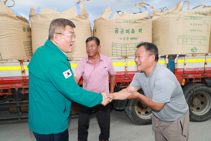 ▲ 25일 예천군이 올해산 공공비축미 5,905t(40㎏ 기준 147,627포대)을 매입하고 김학동군수가 관계자와 악수를 나는 장면.예천군 제공