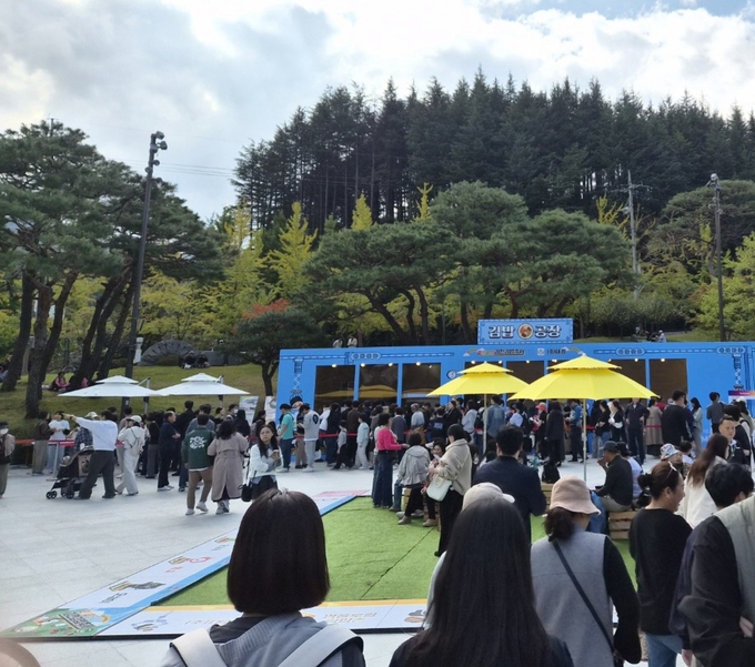 ▲ 김밥공장 앞에 김밥을 사기 위해 줄을 서 기다리고 있는 관람객들.