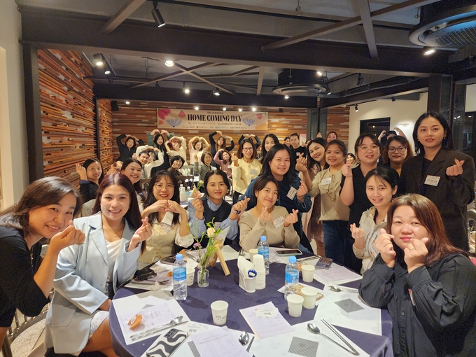 ▲ 포항시가족센터 포항다문화엄마학교가 25일 오후 5시 포마레웨딩컨벤션 트리파니홀에서 졸업생 40여 명이 참석한 가운데 ‘총동창회 홈커밍데이’를 개최하고 있다.