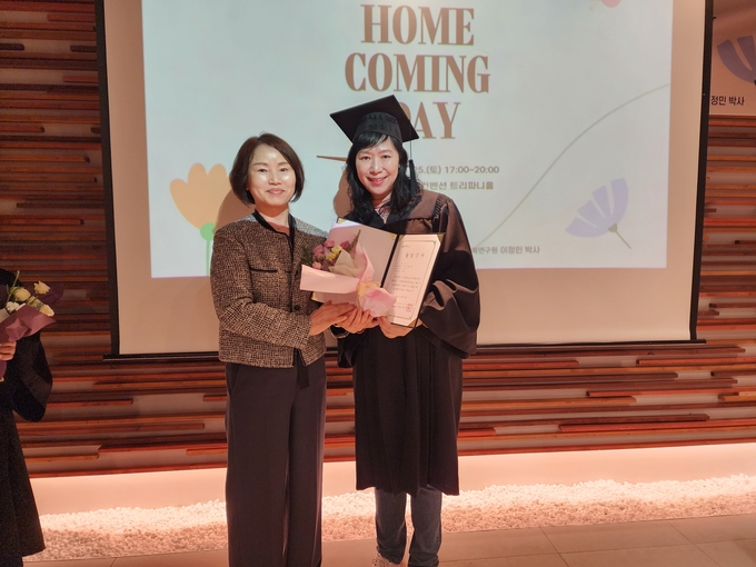 ▲ 포항시가족센터 포항다문화엄마학교가 25일 오후 5시 포마레웨딩컨벤션 트리파니홀에서 졸업생 40여 명이 참석한 가운데 ‘총동창회 홈커밍데이’를 개최했다. 사진 코로나19로 연기됐던 1기 졸업생이 뒤늦게 졸업장을 받고 있는 모습.