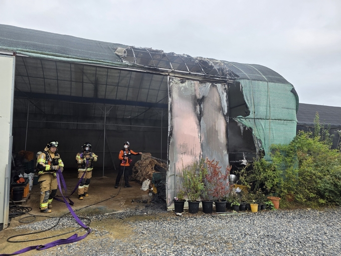 ▲ 업무를 위해 운행 중이던 경산소방서 구조구급대원들이 비닐하우스 화재를 우연히 발견하고 즉각적인 초기 진압에 성공해 자칫 대형 화재로 번질 수 있었던 위험 상황을 막아냈다. 경산소방서.