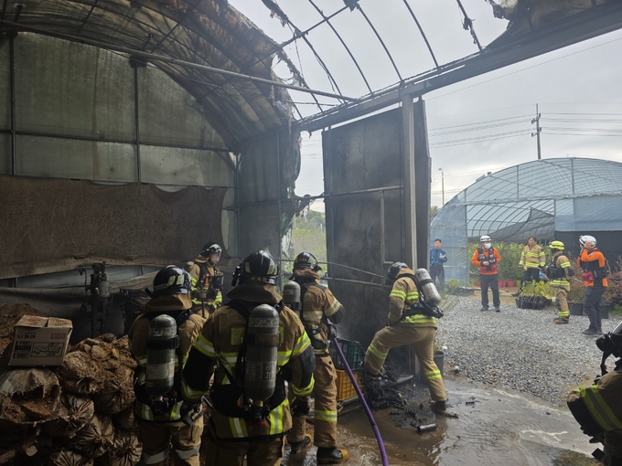 ▲ 업무를 위해 운행 중이던 경산소방서 구조구급대원들이 비닐하우스 화재를 우연히 발견하고 즉각적인 초기 진압에 성공해 자칫 대형 화재로 번질 수 있었던 위험 상황을 막아냈다. 경산소방서.