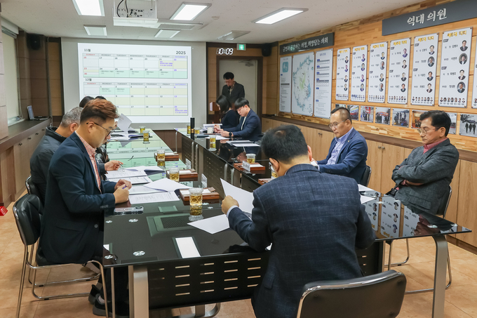 ▲ 울릉군의회(의장 이상식)는 지난 24일  의원간담회를 열고 군정 주요 현안사업과 조례 개정안 등 5건의 보고사항을 청취하며 지역 현안 전반에 대한 심도 있는 논의를 진행했다. 사진 울릉군의회