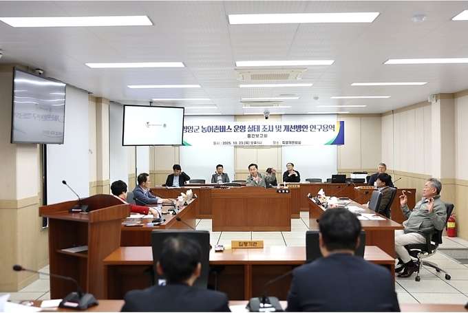 ▲ 영양군의회 의원연구단체 ‘영양군 농어촌버스 운영 개선방안 연구회’가 23일 군의회 특별위원회실에서  ‘농어촌버스 운영 실태 조사 및 개선방안 연구용역’ 중간보고회를 열었다.