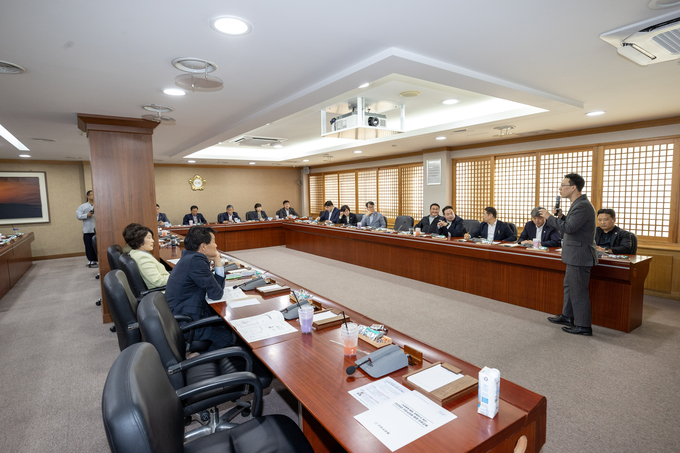 ▲ 구미시의회에서 한국양성평등교육진흥원 등록강사이자 젠더발전소 대표인 허지원 강사가 맡아 성인지 감수성 제고와 폭력 없는 직장문화 형성을 주제로 강의를 진행하고있다. 구미시의회