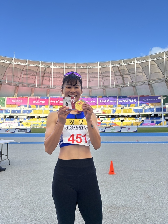 ▲ 여자 일반부 400m 허들에서 전국체전 4연패를 달성한 구미시청 손경미 선수가 메달을 들어보이며 활짝 웃고있다. 구미시체육회