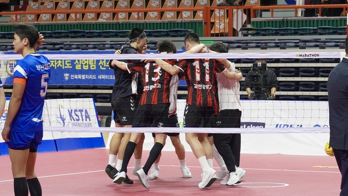 ▲ 김천중앙고 세팍타크로 팀이 결승전에서 강호 부산체육고를 상대로 세트 스코어 2대 0의 완승을 거두고 기뻐하고 있다.